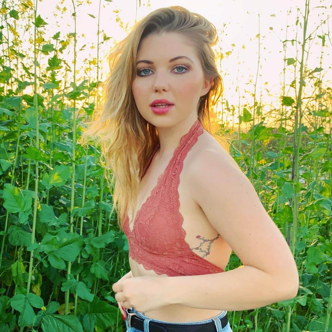 サミー・ハンラティのインスタグラム：「Miss this☀️💕🌻🌼」