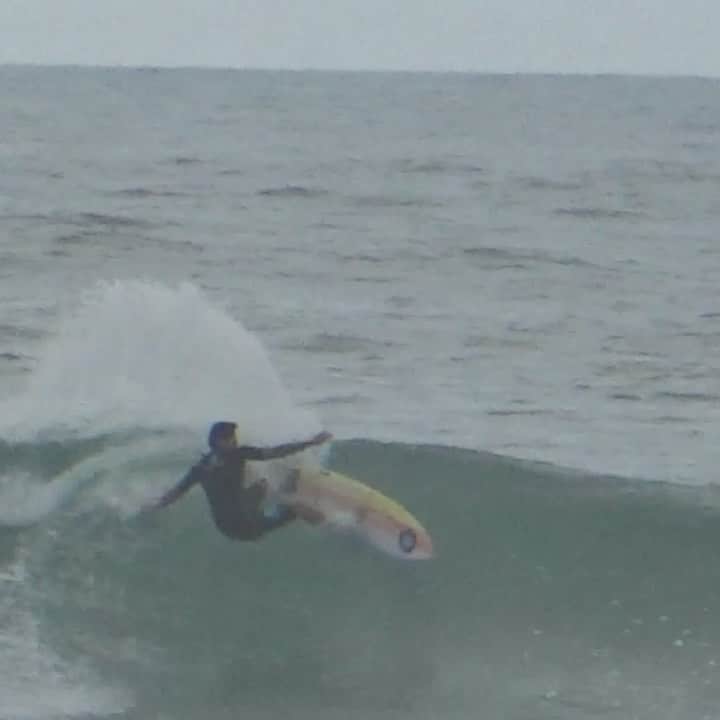 ミグエル・プッポのインスタグラム：「Algumas ondinhas do fim de tarde🌊🙌 (🎥: @mayamalia1 ) #Filmrapp @filmr.app」
