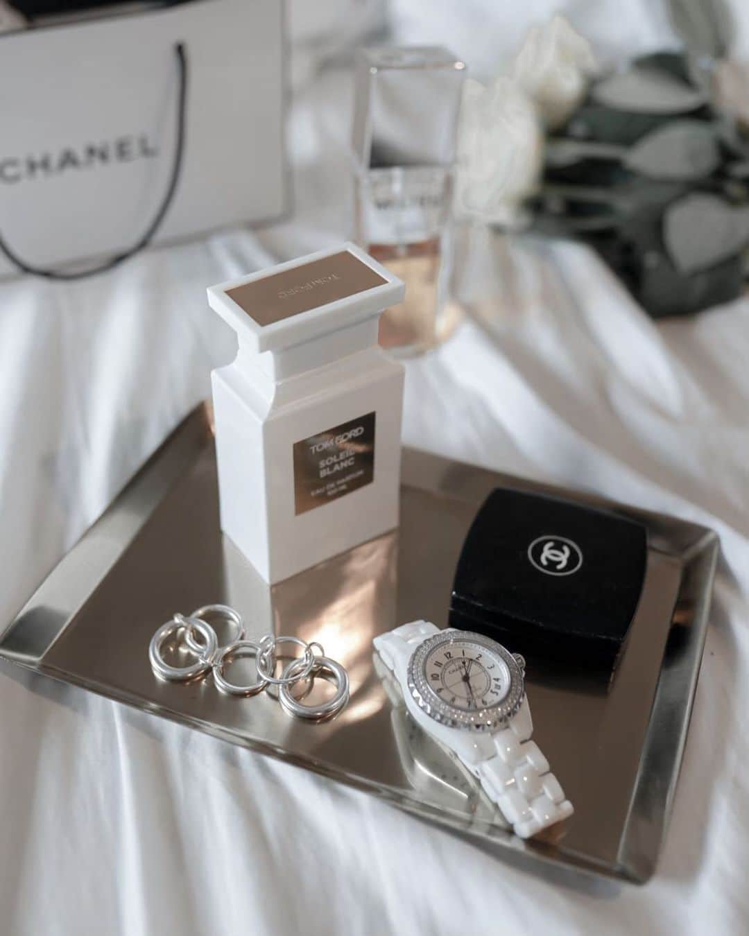 紺谷みえこのインスタグラム：「ℎ𝑎𝑝𝑝𝑦 𝑚𝑜𝑛𝑑𝑎𝑦𓅰♪  #tomford  #spinellikilcollin  #chanel #fashion #accessory #cosmetics  #ring #likes #watch #happymonday #morning  #シャネル  #トムフォード　#スピネリキルコリン #ファンデーション　#メイク」