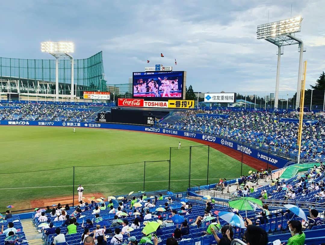 新保友映さんのインスタグラム写真 - (新保友映Instagram)「球場という名の幸せ空間🏟  #swallows #ヤクルト #スワローズ #ヤクルトスワローズ  #東京ヤクルトスワローズ  #神宮球場 #坂本勇人選手おめでとうございます #野球好きな人と繋がりたい」7月27日 9時11分 - tomoemoe0520