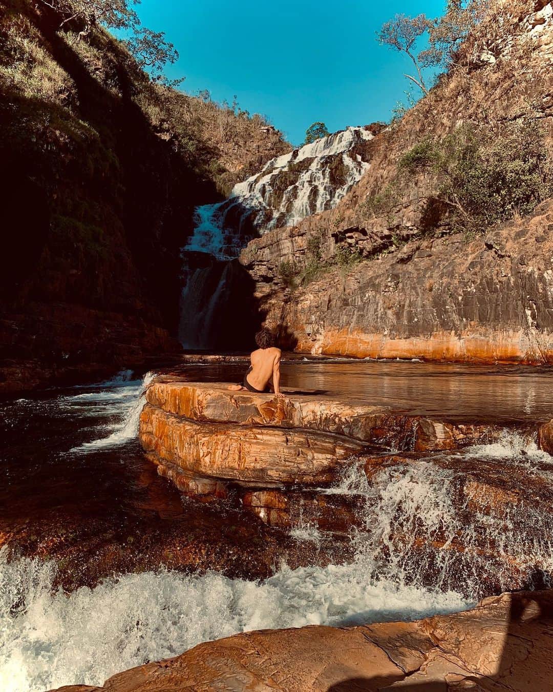 マーロン・テシェイラのインスタグラム：「—- “A terra que nos nutre ja nos da o necessário.” 🙏 gratidão eterna mãe terra. 💫 “Quem me dera ao menos uma vez. Provar que quem tem mais do que precisa ter. Quase sempre se convence que não tem o bastante. E fala demais por não ter nada a dizer.” #LegiaoUrbana 🙌🙏🙌 —- “The land that nourishes us already gives us what is necessary." 🙏  forever grateful to you Mother Earth. 💫 I wish I had one shot. To prove that those who have more than they need are almost always convinced they don’t have enough. And they talk too much because they have nothing to say. 🙌🙏🙌 —- 🎩...Peace&Light...♻️ —- 🙏 @misteriosdocerrado 🍀 #Gratidao #ChapadaDosVeadeiros #Couros #GoodVibesOnly」