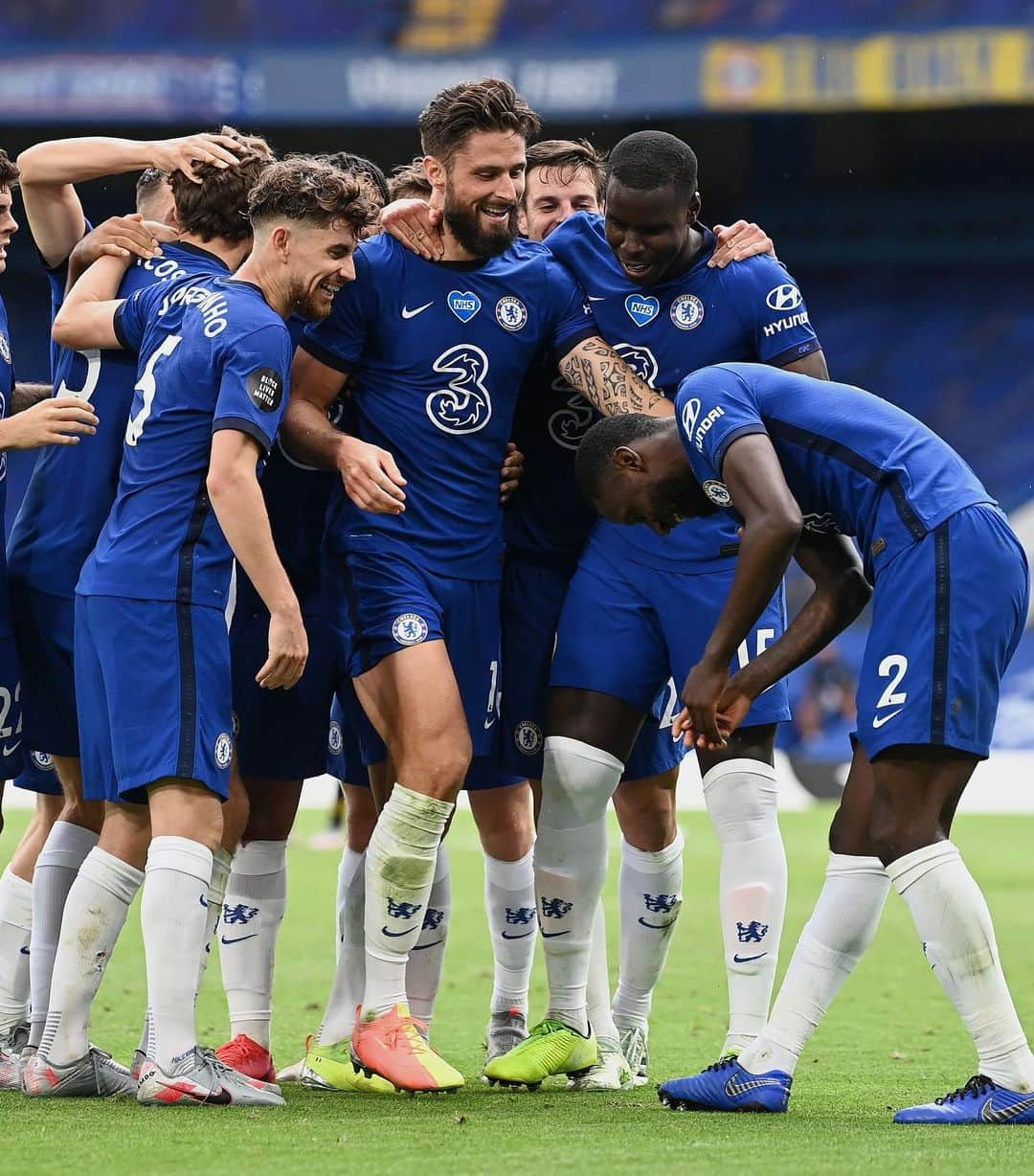 クル・ズマさんのインスタグラム写真 - (クル・ズマInstagram)「Top 4 ✅ Win ✅ Clean sheet ✅🚷❌ #Alhamdulilah #lazoumance @chelseafc we’ve finished the @premierleague season very well ! 🤲🏿」7月27日 3時47分 - kurtzouma