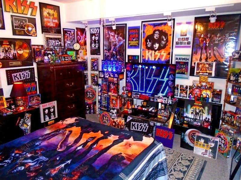 KISSさんのインスタグラム写真 - (KISSInstagram)「#CollectingKISS! Thanks to Dino Miccoli  for sharing his amazing #KISS collection with us! #KISSARMYROCKS!  Show us your #KISSRoom,  #KISSARMY!   KISSonline.com/letters」7月27日 3時48分 - kissonline