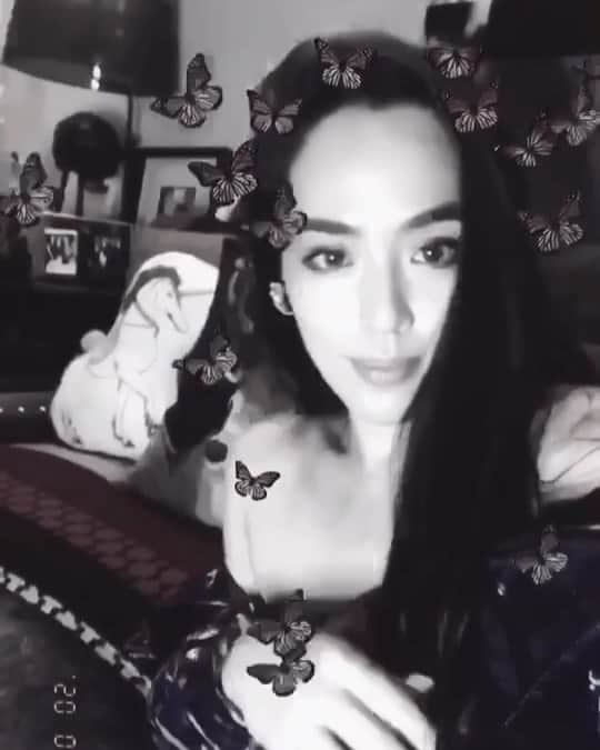 アリッサのインスタグラム：「b e s e i g e d . 🦋 #mood x」