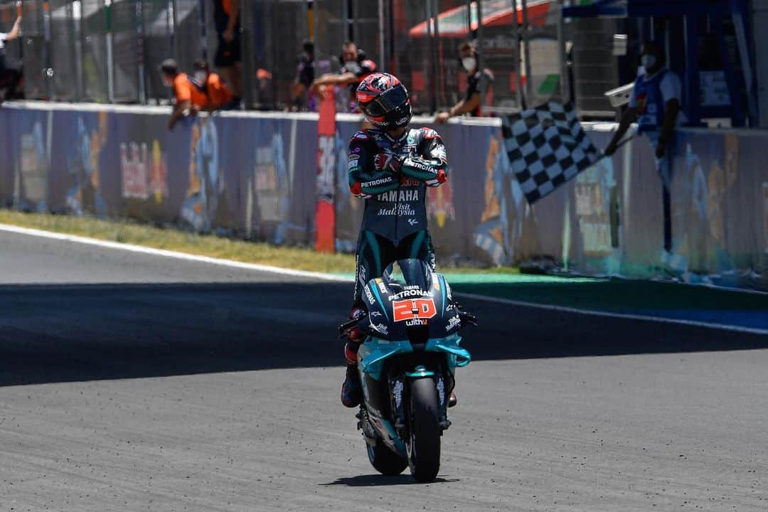 モンスターエナジーさんのインスタグラム写真 - (モンスターエナジーInstagram)「It was a full #MonsterEnergy podium today in @motogp! ⚡️⚡️⚡️ ⠀⠀⠀⠀⠀⠀⠀ @fabioquartararo20 gets the top step for the 2nd consecutive week, already making him France’s most successful premier class rider!! @yamahamotogp’s @maverick12official & @valeyellow46 take the bottom two steps! 👏 ⠀⠀⠀⠀⠀⠀⠀ @skyracingteamvr46’s @luca_marini_97 & @marcobez72 take P2 & P3 in Moto 2, along with @_celin13_ taking P3 in Moto 3. ⠀⠀⠀⠀⠀⠀⠀ #AndaluciaGP #MotoGP #Motorcycle #Racing #Motorsport #MonsterEnergy」7月27日 3時56分 - monsterenergy