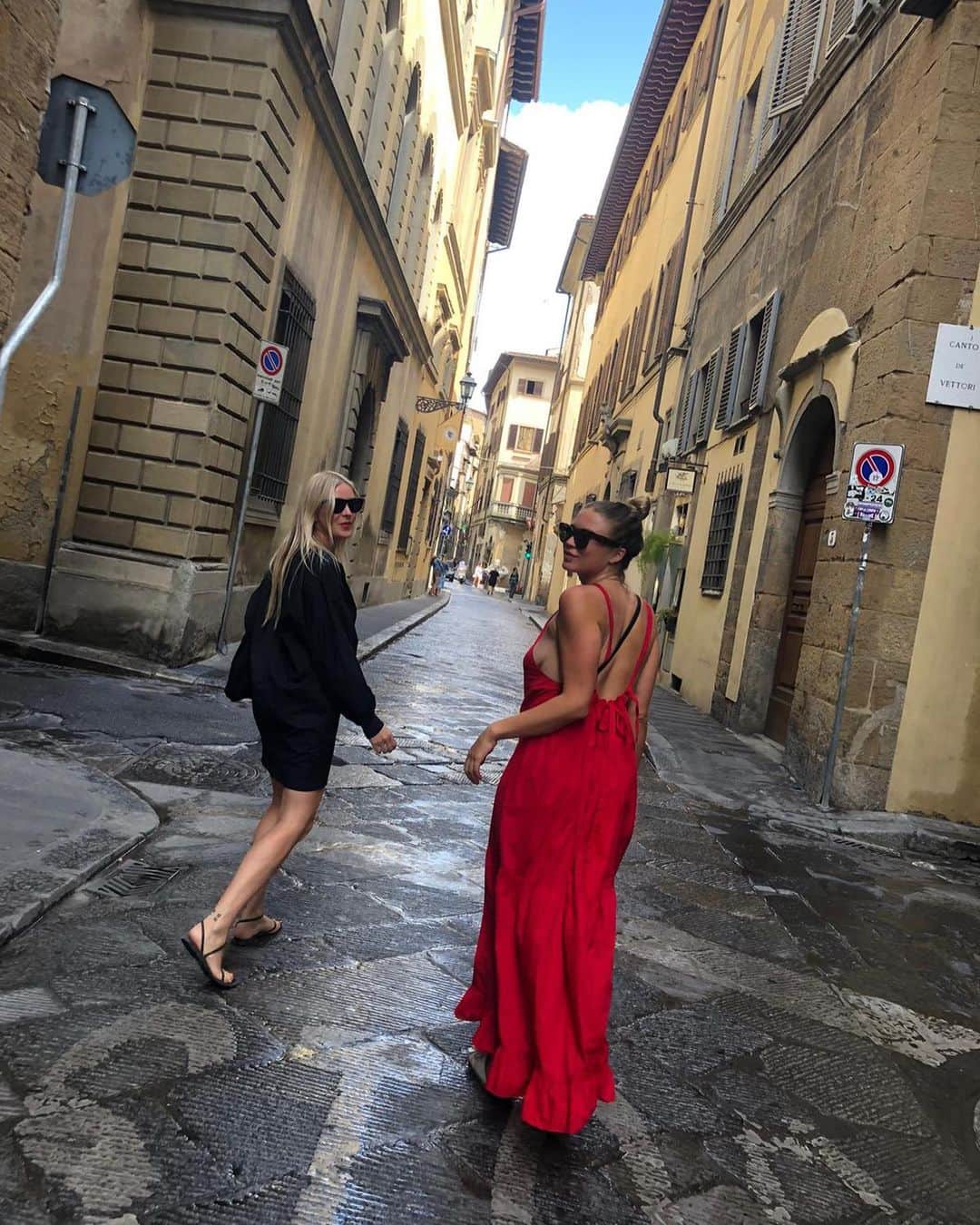 エステルデヴェのインスタグラム：「@tobias_r_s paparazzi 📷 💃 @anyaclark ❤️」