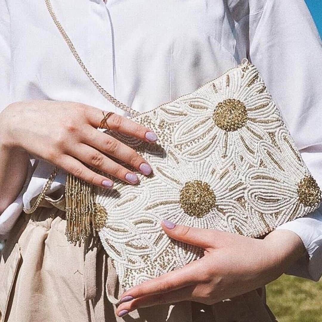 アクセサライズのインスタグラム：「Our top pick 🌼 p.s. it's perfect for holding all your new normal essentials   📷: @sonya_bems & @eliza.lebedeva  Tap to shop or head to the link in our bio  #Accessorize #Accessorizer」