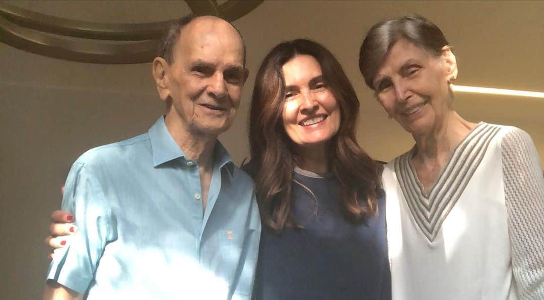 ファチマ・ベルナルデスのインスタグラム：「Parabéns aos vovôs e vovós que ajudam tanto no cuidado com os netos, no fortalecimento das relações familiares e até no sustento de tantas casas. Como tudo fica mais triste sem eles por perto. #felizdiadosavos」