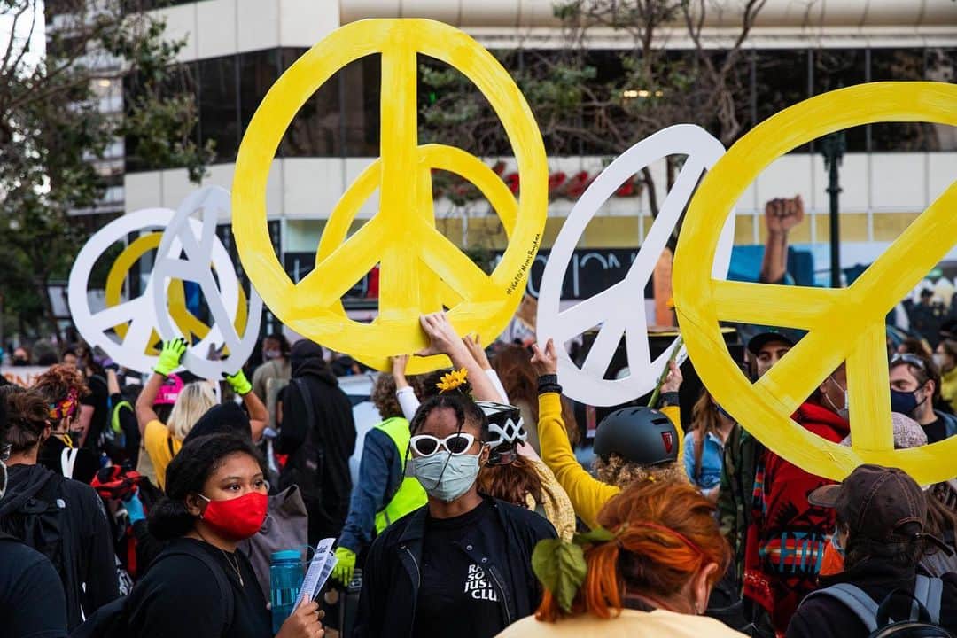 NBC Newsさんのインスタグラム写真 - (NBC NewsInstagram)「Protesters hold peace signs in support of Black Lives Matter in Oakland, California, on Saturday. . Demonstrators in #Oakland gathered to protest in solidarity with Portland protests. Tap the link in our bio to read more about racial injustice protests held around the US this weekend. . 📷 Natasha Moustache / @gettyimages」7月27日 4時15分 - nbcnews