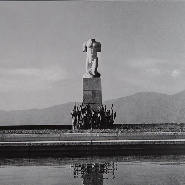 Monica Sordoのインスタグラム：「Barutaima, 1947. Escultura de Francisco Narváez y Fotografía de Alfredo Boulton.  • • Alfredo Boulton fue uno de los fotógrafos e historiadores del arte moderno más influyente del siglo XX venezolano. Fue su tarea figurar a Venezuela, su pasado y su futuro posible y darle un rostro en el que todos los venezolanos pudieran reconocerse. • • En su interés por la figura humana, el venezolano se impone sobre el paisaje y es así como el retrato del pescador Luis Acosta  fue el punto de partida para esta escultura comisionada por el fotógrafo al escultor Francisco Narváez #Venezuela #AlfredoBoulton #FranciscoNarvaez • • Referencias y fotografía vía @fotourbanaorg 🙌🏻✨」