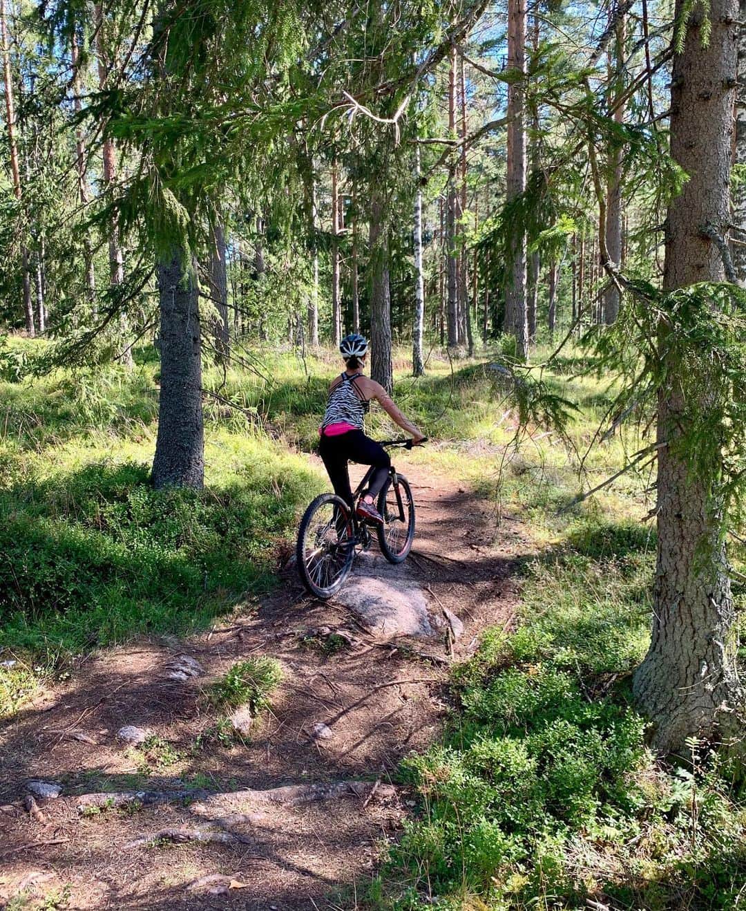 のインスタグラム：「Uus lajikokeilu check ja hei superkiva setti tää!✅🌿 Muutama tunti metsää💚, nolla kaatumista💪🏼, pari läheltäpititilannetta, yks parin metrin päässä loikkiva peura🤩, moonta polkimen kilahdusta kiveen🙊, miljardisti metsään jääviä mustikoita, Fiskarsin suloisimmat puodit ja puistokadut, mitä vielä. No mut helmi setti, tee tää vielä tänä kesänä!💯💯 . . . . #luonto #pyöräily #maastopyöräily #fiskars #fiskarsvillage #nature #biking #active #finland」