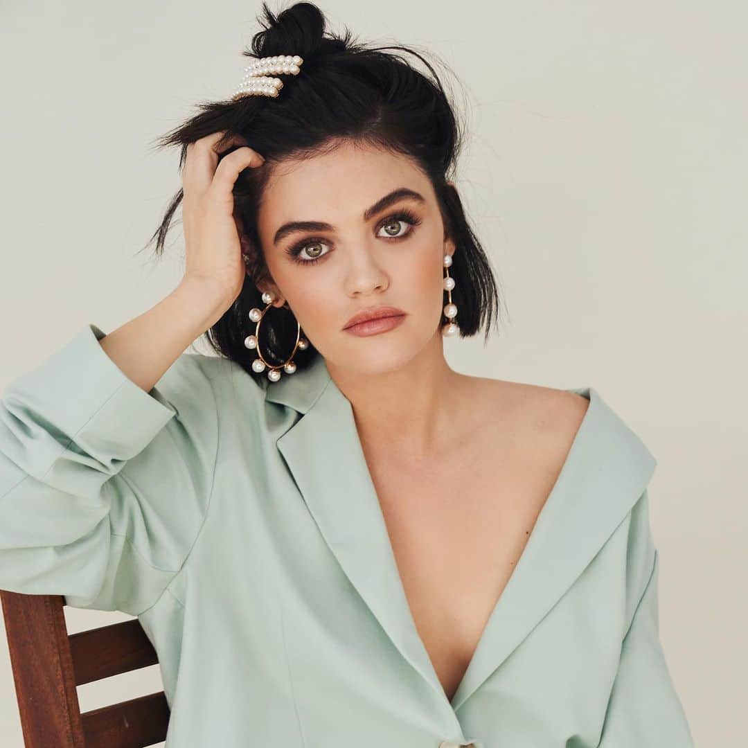 Kristin Essのインスタグラム：「Girl w the pearl everything. ⚪️ 🤍#lucyhale @kdeenihan @thehudsontaylor @brvndo」