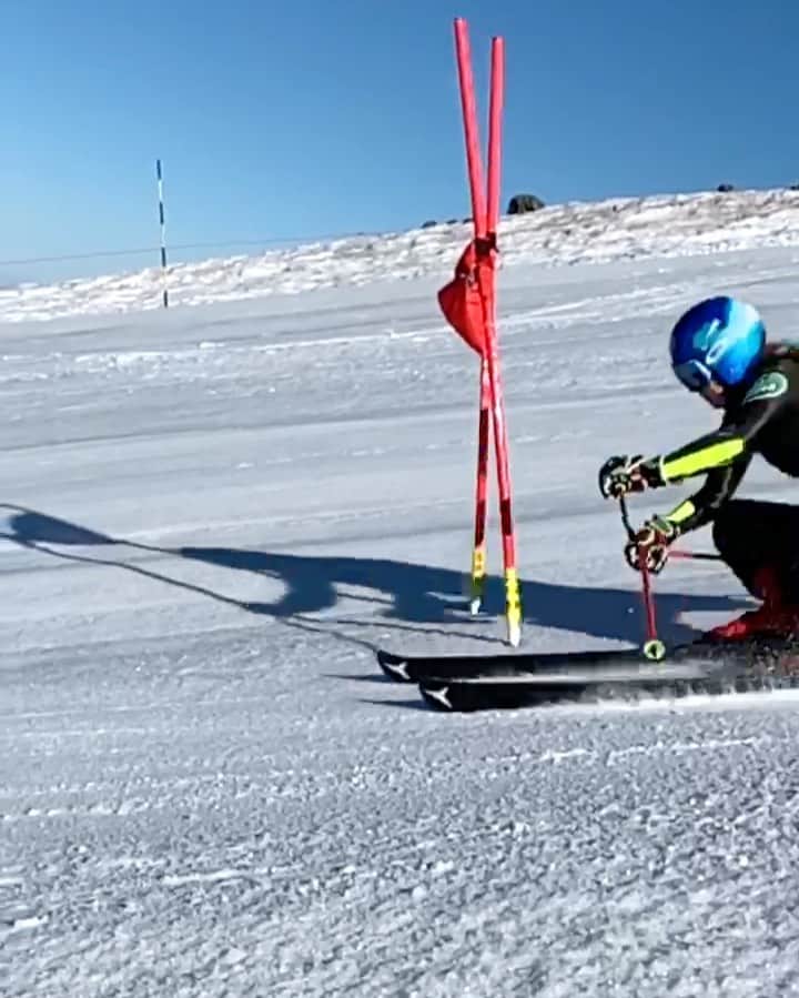 ミカエラ・シフリンのインスタグラム：「🙃🤘🙏🤘🥳 #weareskiing」