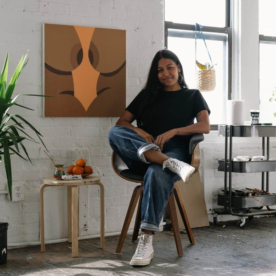 HYPEBEASTさんのインスタグラム写真 - (HYPEBEASTInstagram)「@hypebeastart: Bronx-based artist @biancanemelc artist centers Brown female bodies in her work, with themes of sisterhood and feminism. HYPEBEAST chatted with Nemelc to further discuss her artwork, how her background informs her process and adjusting to a growing fan base. Click the link in our bio to learn more.⁠⠀⁠⠀ ⁠Photo: Eddie Lee/HYPEBEAST」7月27日 4時56分 - hypebeast