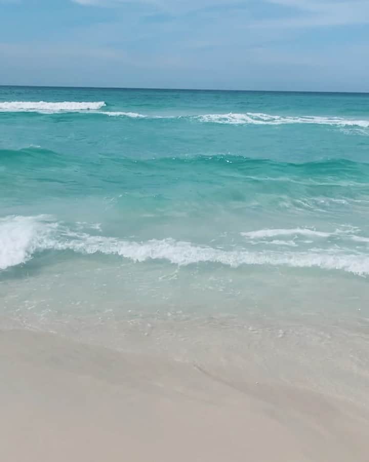 ギャビー・バレットのインスタグラム：「Admiring this beautiful water!  🤍 Enjoying some time at the beach :)」