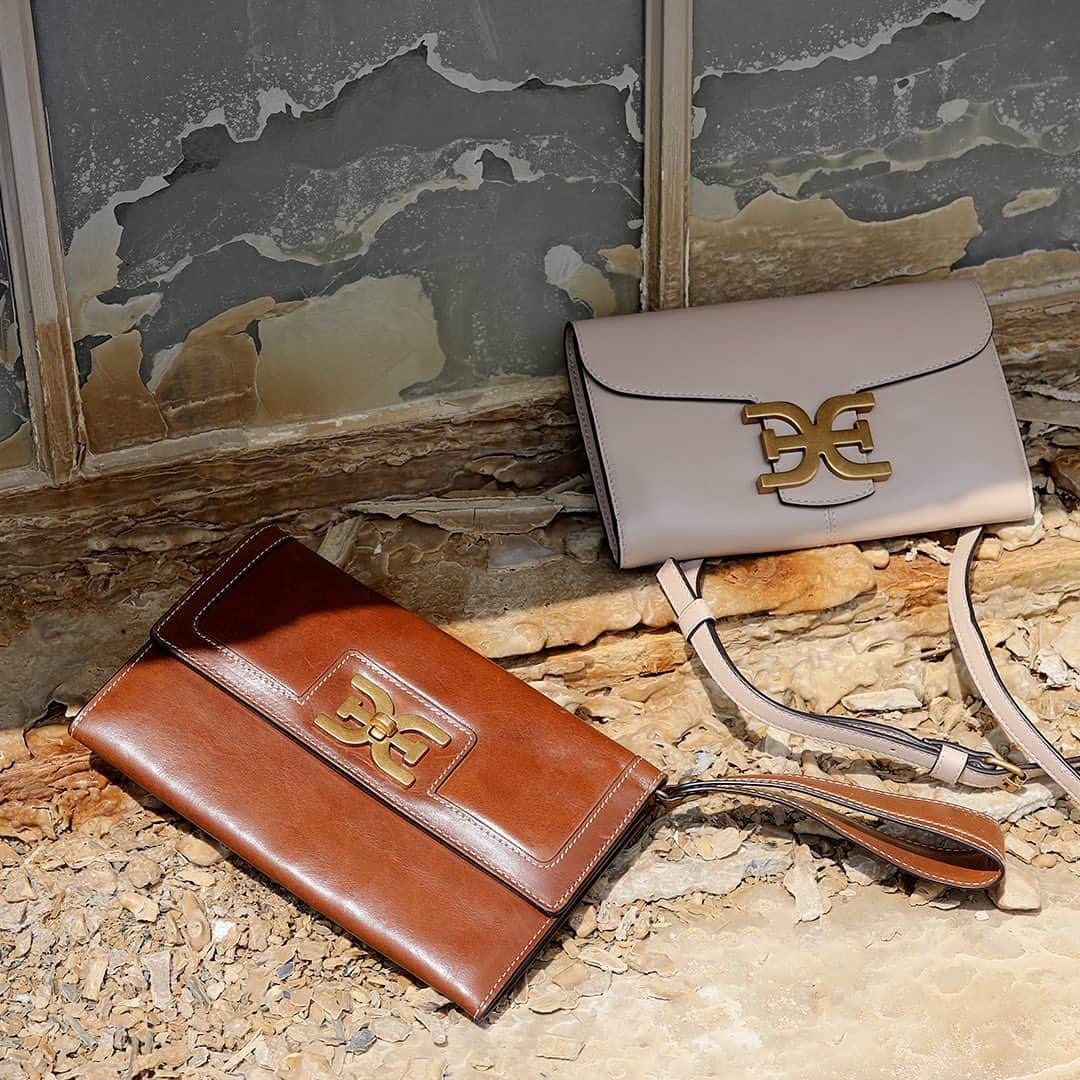 サムエデルマンのインスタグラム：「The RANDI wrislet and clutch.  FORCES OF NATURE, our pre-Fall 2020 collection.  Inspired by the essential elements of Earth, Air, Fire and Water. Fashion is our fifth element, core to our brand this season.  Available July 31.  Coming soon to Samedelman.com #SamEdelman #FORCESOFNATURE #PreFall2020」