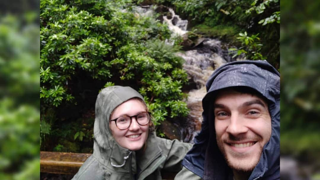 ジェニファー・ピンチズのインスタグラム：「Beautiful weekend roaming the Lake District with family -- no make up, no signal, no worries... just what the doctor ordered 💚 Bit of rain couldn't dampen our spirits either! 💙 #lakedistrict #rejuvenated #greatoutdoors #greatcompany #greatbritain」