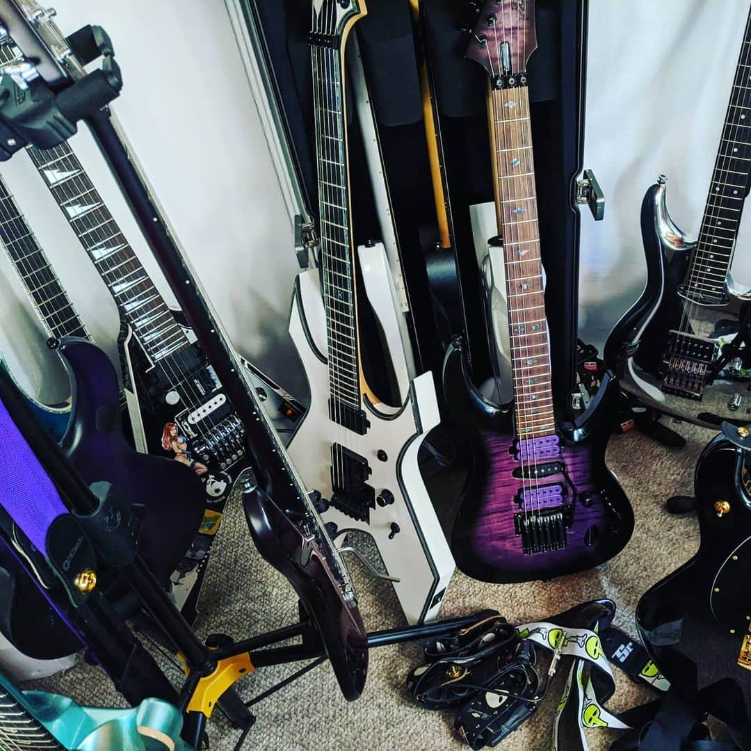 ハーマン・リさんのインスタグラム写真 - (ハーマン・リInstagram)「I need more guitars stands, but which ones for the pointy bodies? 🤔 .  #drangonforce #hermanli #guitarcollection #guitars #ibanezguitars #musicman #bcrichguitars #prsguitars #caparisonguitars #vintageibanez #modernguitar #vintageguitars」7月27日 5時27分 - hermanli