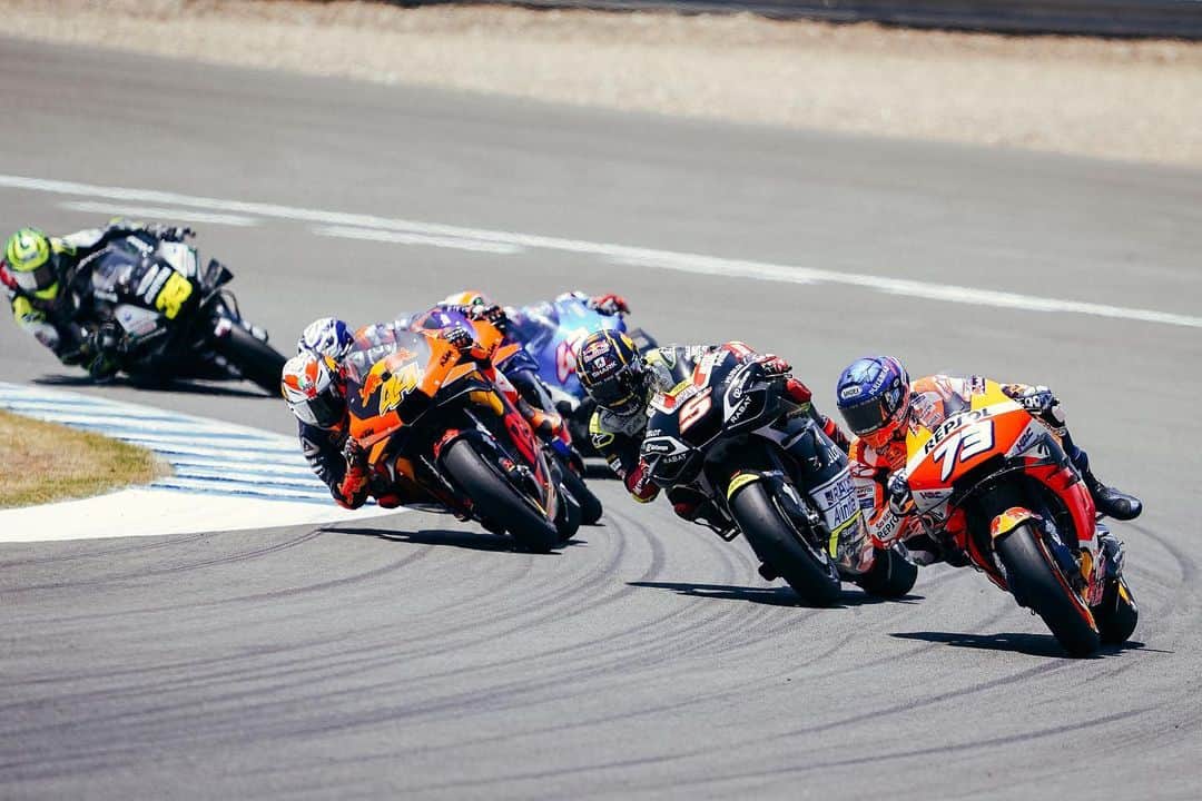 レプソル・ホンダのインスタグラム：「Charger 🦏 ⠀⠀⠀⠀⠀⠀⠀⠀⠀ #Andalucia #Overtakes #MotoGP #RidingForThem #MotoGPIsBack #MotoGP #AM73 #AlexMarquez73 #Racing #Repsol #Honda #Racing #RepsolHonda #HRC #RC213V #ThePowerOfDreams #Racing #Motorcycle #Team #OneHeart」