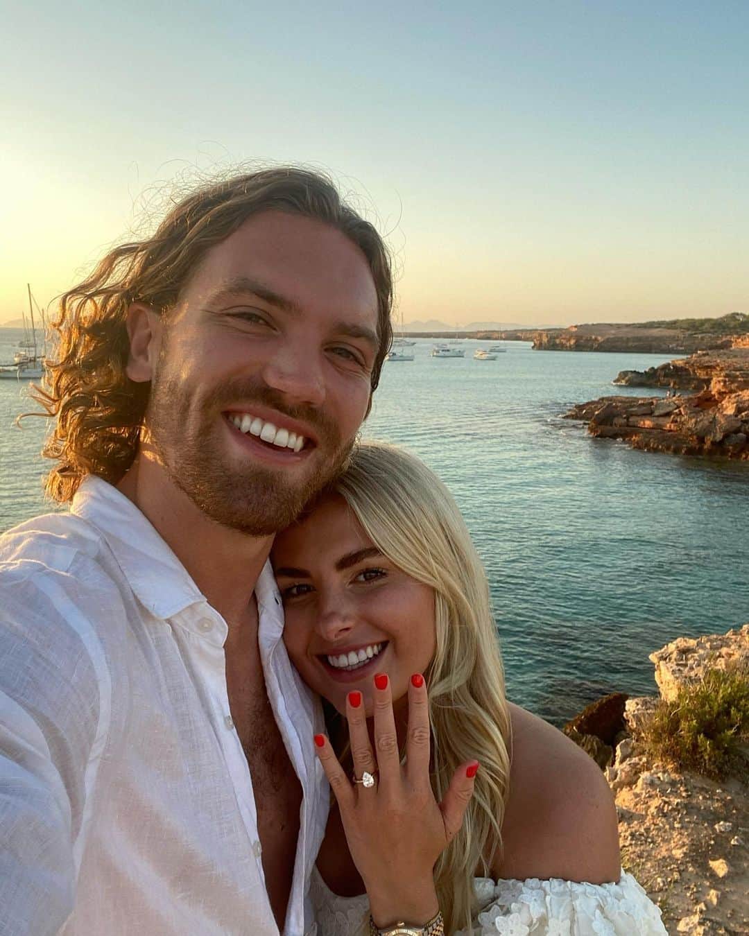 サム・ギャラガーのインスタグラム：「Last night I was lucky enough to ask my best friend to marry me and spend the rest of our lives together. It’s been a crazy year but I’m so grateful that it has led us to having this special moment in our special place ❤️ I love you forever and always ❤️」