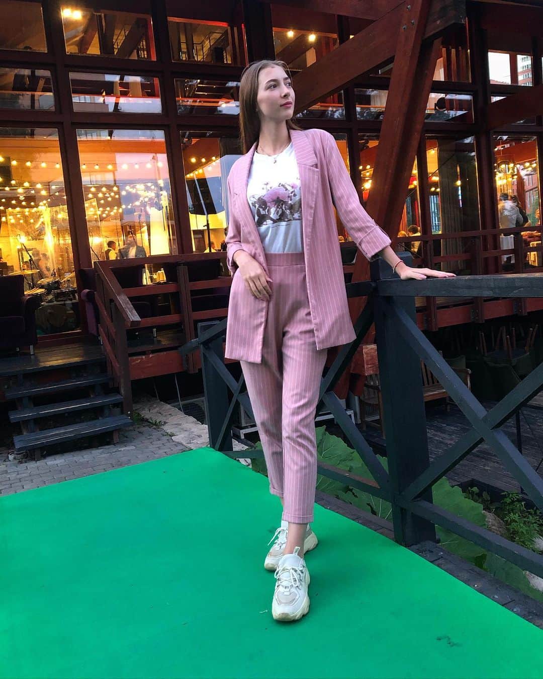 Veronika Rudychevaのインスタグラム：「Последняя фотография говорит сама за себя 😅 Где бы не фотографировалась, конец один и тот же «ножкой эть, ручкой эть» 😂😂🙈」