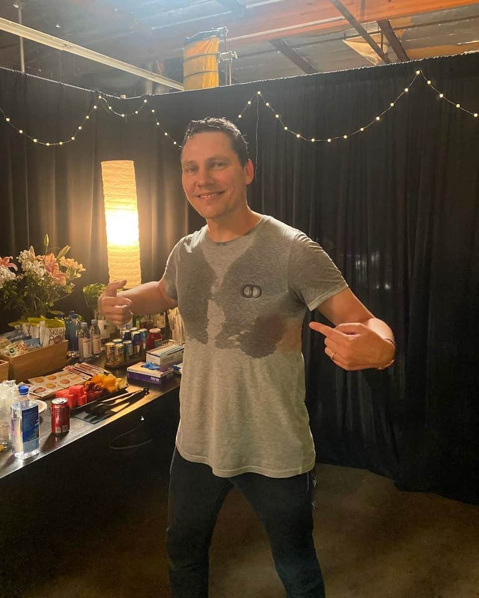 ティエストさんのインスタグラム写真 - (ティエストInstagram)「Sweating like crazy after my @tomorrowland set! 😅😂 Hope you all had a blast!」7月27日 6時07分 - tiesto