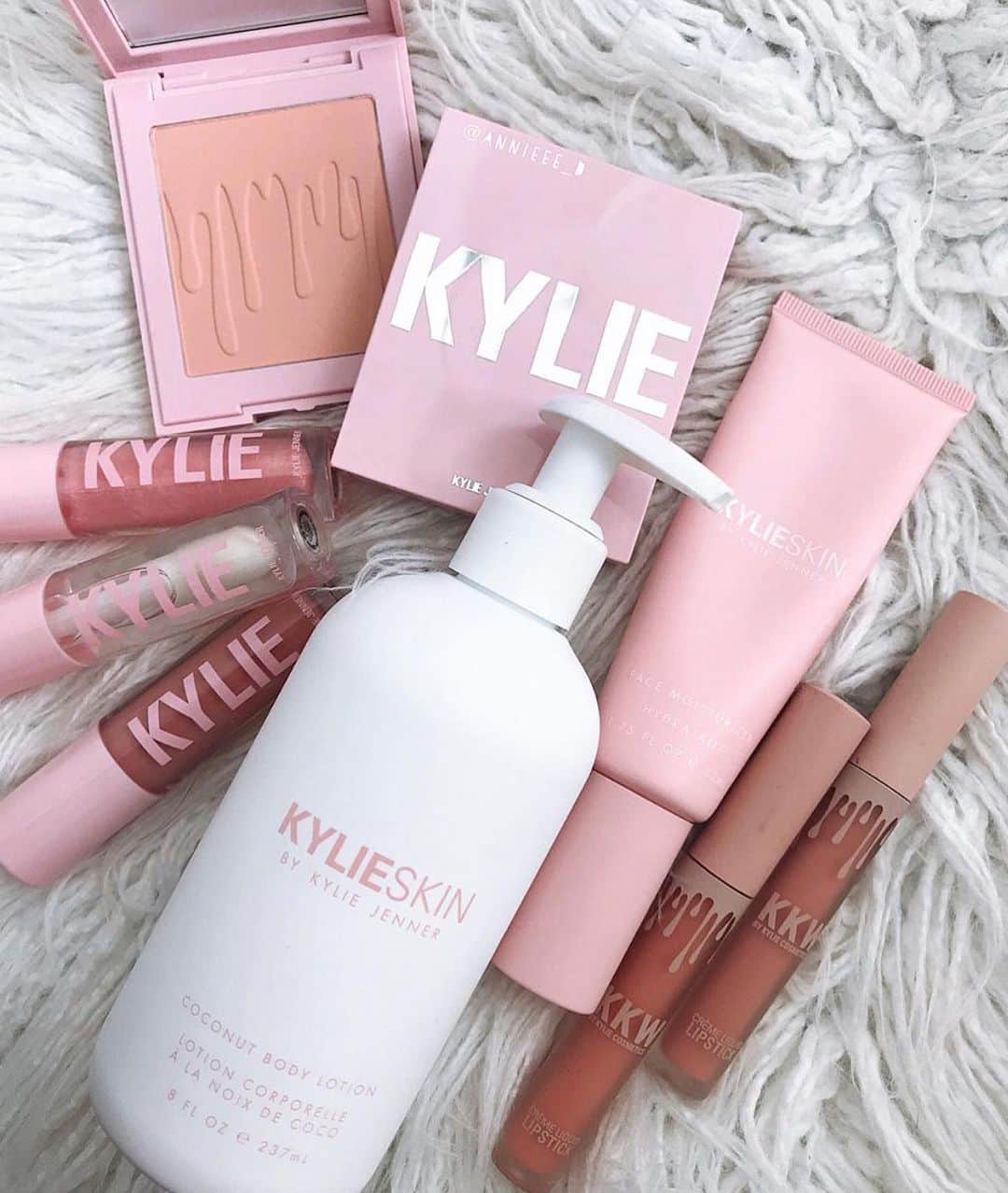 Kylie Cosmeticsさんのインスタグラム写真 - (Kylie CosmeticsInstagram)「spot any of your favs? 💗 @kylieskin coconut body lotion is the perfect treat for #selfcaresunday ✨ pic by @annieee_d」7月27日 6時16分 - kyliecosmetics