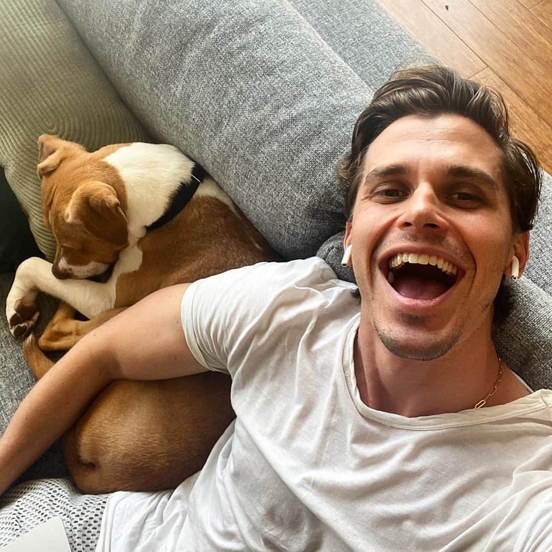 E! Onlineさんのインスタグラム写真 - (E! OnlineInstagram)「#QueerEye's Antoni Porowski's new haircut makes him look like every boy that's ever broken our hearts... and we love it. Link in bio to see his new look that stopped us dead in our t̶r̶a̶c̶k̶s̶ scroll. (📷:Instagram)」7月27日 6時31分 - enews