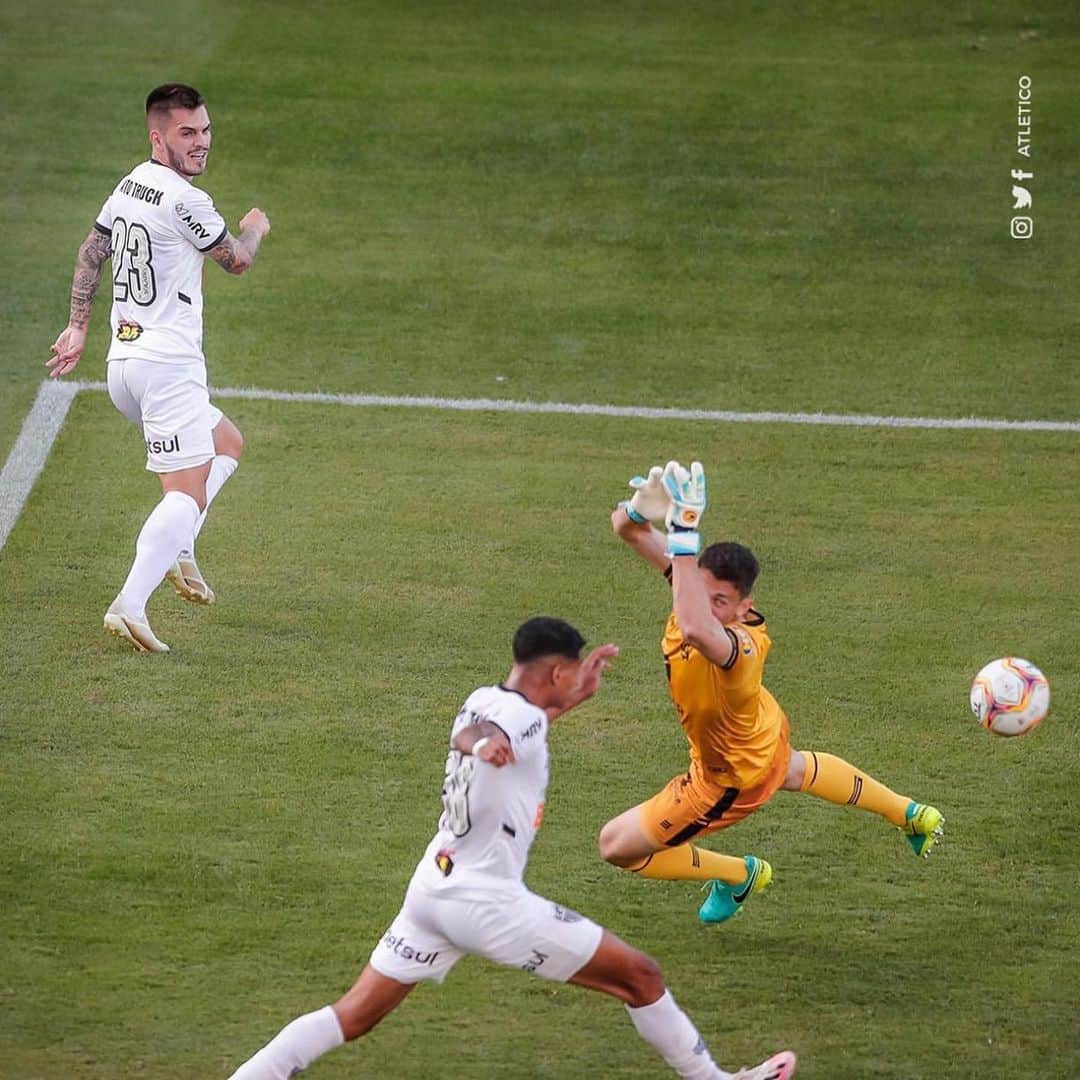 のインスタグラム：「Feliz pela volta do futebol e pelo gol.  O trabalho continua com foco total 🐔💪🏻」