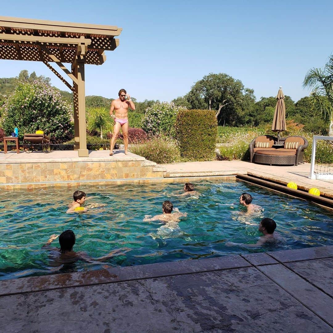 トニー・アゼベドのインスタグラム：「Now this is where clinics should be held! #winerywaterpolo」