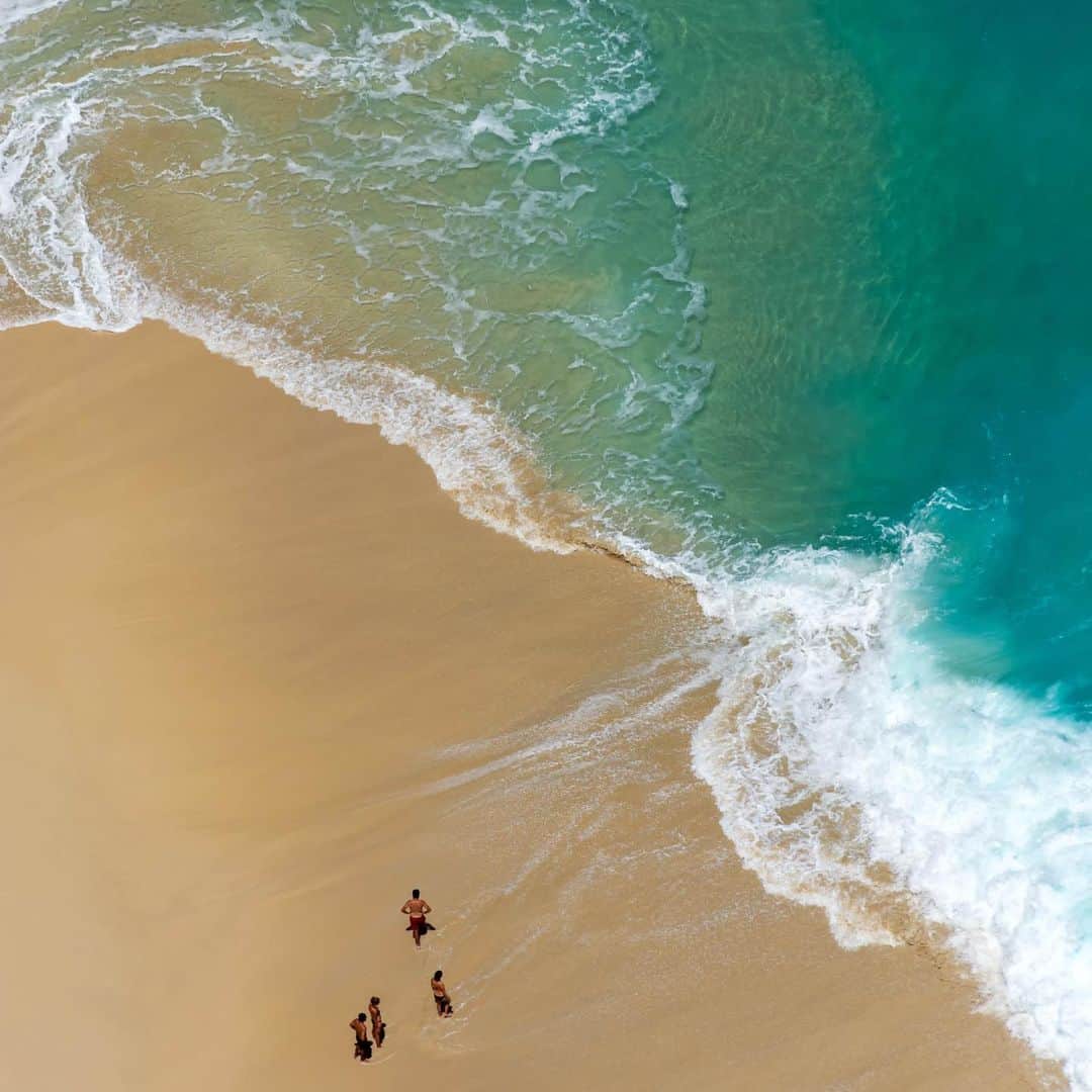 ドゥラメールのインスタグラム：「ACTION FOR THE OCEAN: According to the World Wide Fund for Nature, 80% of all tourism occurs in coastal destinations like beaches. When visiting, be respectful and leave nothing behind. Bonus points for coordinating beach clean-ups with friends and family. #LaMerBlueHeart」