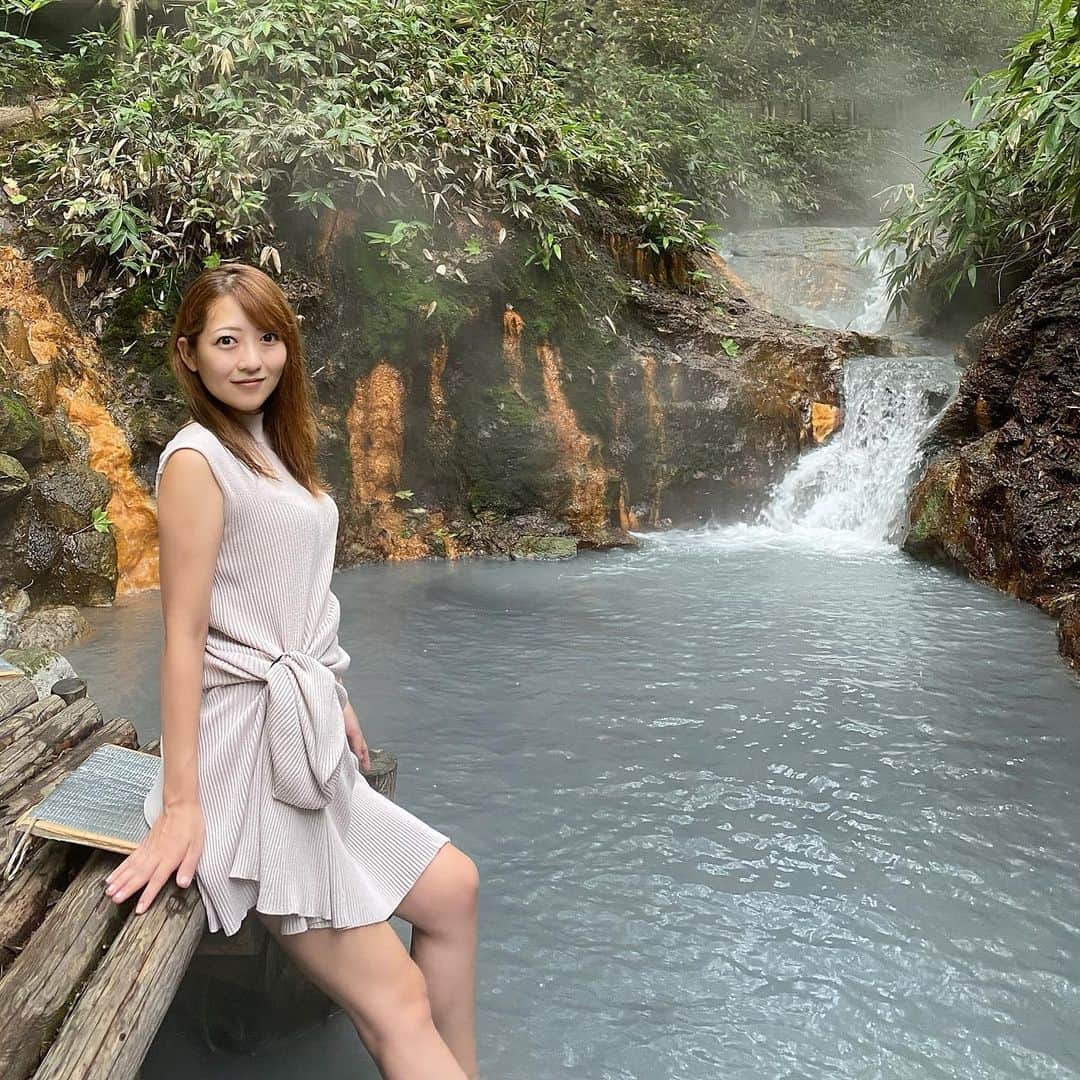 のインスタグラム：「ついに行けた♨️ #大湯沼 に入りたい入りたいと言ってたら、大湯沼から流れてくる川に入れた😍 #登別 #天然温泉 #地獄 #大湯沼川 #温泉 #温泉女子 #足湯」