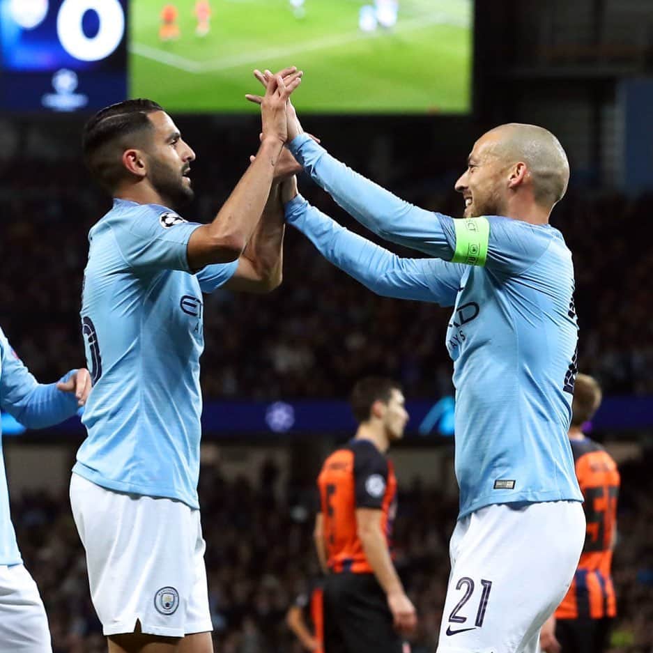 のインスタグラム：「An honor to have share a few games and titles of your incredible career at City @david21lva 💙 Good luck for what's next 🍀🎩 #elmago」
