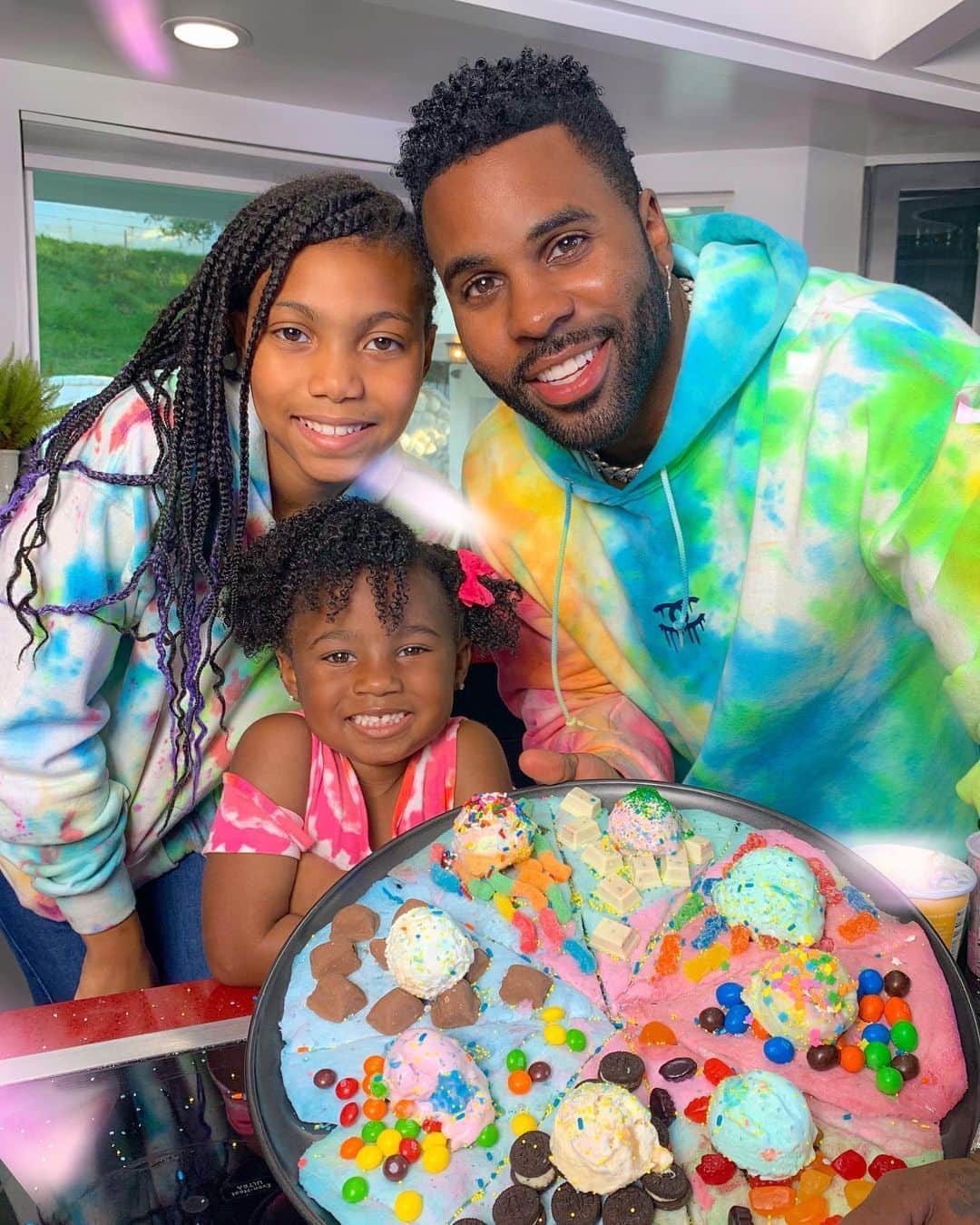 ジェイソン・デルーロのインスタグラム：「Quality time with my nieces. We made cotton candy pizza」