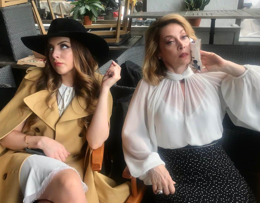 シャロン・ローレンスさんのインスタグラム写真 - (シャロン・ローレンスInstagram)「If @lizgillz can tolerate another birthday... I can tolerate another #happybirthday wish to my favorite sparring partner and #dynasty diva 😏💋😏」7月27日 6時50分 - sharonelawrence