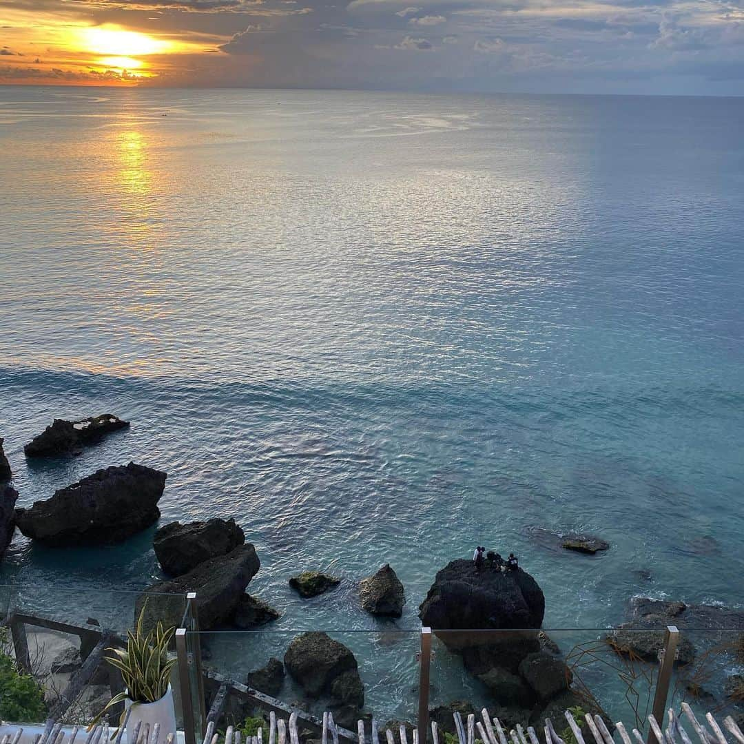 Isseki Nagaeさんのインスタグラム写真 - (Isseki NagaeInstagram)「Far from Bali  #sunset #surftrip #bali #beach #uluwatu #surfinglife #restaurant  バリ、来年には行けるのかなあ」7月27日 6時53分 - isseki_nagae