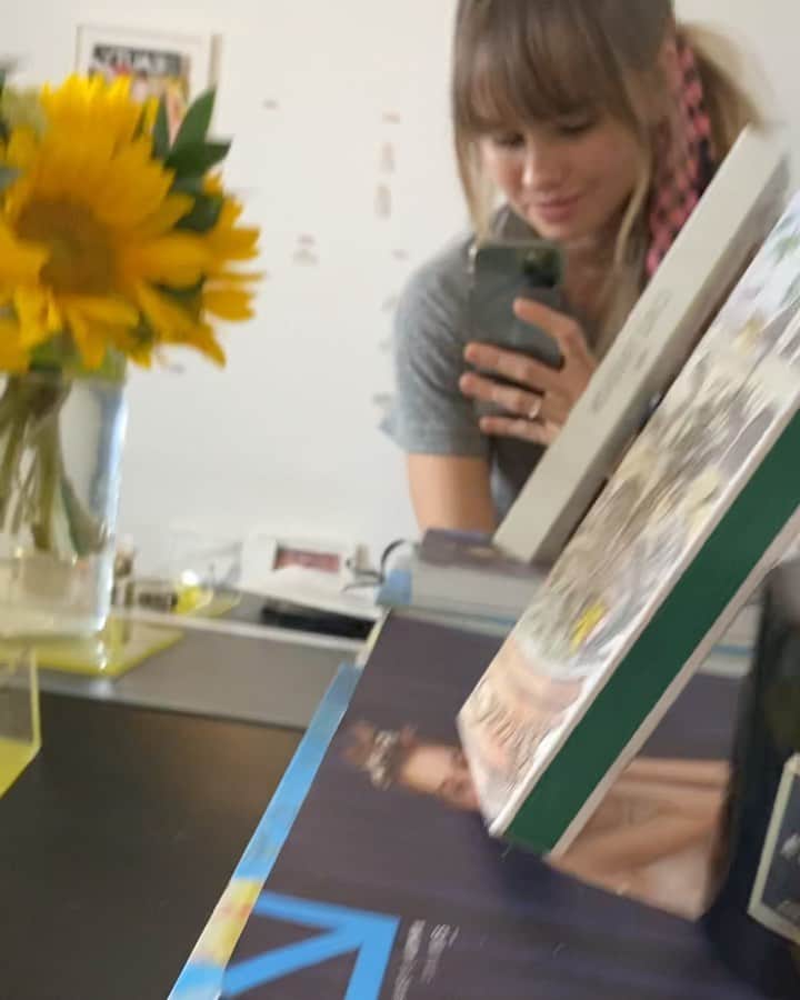 デビー・ライアンのインスタグラム：「Are you? We get to vote in 100 days (or 86 by mail-in) — It’s #RegisterAFriendDay so consider me your friend, and text FRIENDS to 26797 to make sure you’re sorted. Then tell your people; a reminder from a friend makes them twice as likely to vote 🕊🤳🏼」