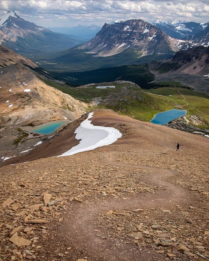 National Geographic Travelさんのインスタグラム写真 - (National Geographic TravelInstagram)「Photo by Kahli Hindmarsh @kahliaprilphoto  Sometimes the view on the way down is even better! #Banff #Alberta #Canada」7月27日 7時02分 - natgeotravel