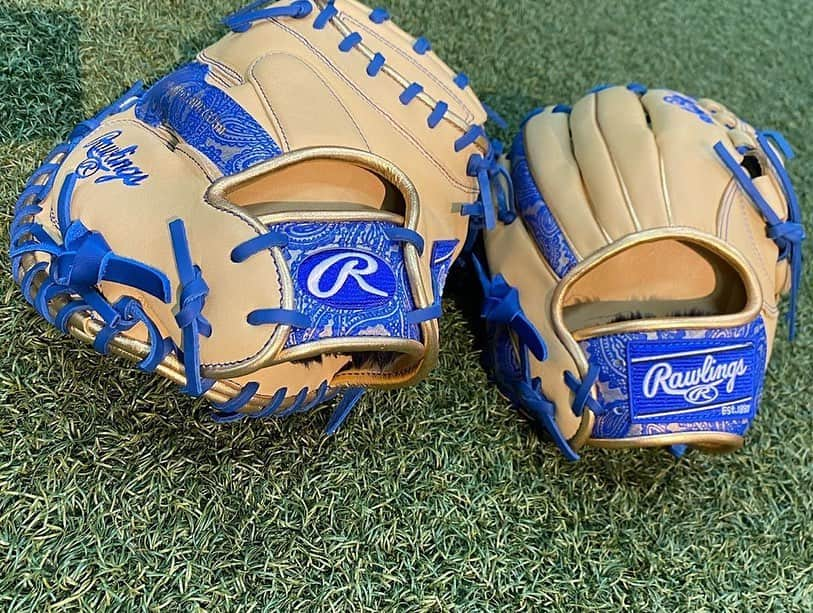 Rawlings Japanさんのインスタグラム写真 - (Rawlings JapanInstagram)「#Repost @kamuisagamihara_baseball with @get_repost ・・・  新商品のご紹介‼️﻿ ﻿ ローリングス一般軟式グローブ﻿ HOH PAISLEY﻿ ﻿ グラブ　¥19,800(税抜)﻿ ミット　¥20,700(税抜)﻿ ﻿ オーダー対応不可能の2020年秋冬限定モデル✨﻿ ペイズリー柄の型押しレザーにゴールドを塗り込んだ素材を使用し、華やかに演出したカラーグラブ‼️﻿ 流行りのキャメルとの組み合わせで最先端に⚾️﻿ ﻿ 学生野球は対応不可です❌﻿ ﻿ 存在感あるグラブを手にしてみてはいかがですか👍🏻﻿ ﻿ ﻿ #スポーツカムイ﻿ #スポーツカムイ相模原店﻿ #大学野球 #高校野球 #中学野球 #少年野球 #草野球﻿ #野球 #ベースボール #ソフトボール﻿  #BSS #RGGC #ミズノ #アシックス #ゼット #SSK #ローリングス #ウィルソン #ワールドペガサス #ザナックス　#デサント #玉澤 #アンダーアーマー #マジェスティック #レワード #ミツワタイガー #ナイキ #アディダス #ハイゴールド @rawlings_japan_llc」7月27日 7時19分 - rawlings_japan_llc