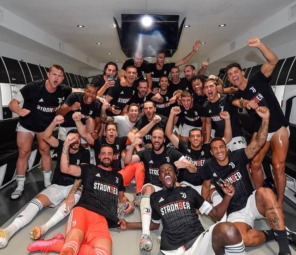 マタイス・デ・リフトのインスタグラム：「Proud of our team!! Campioni d’Italia 😍🙌🏼」