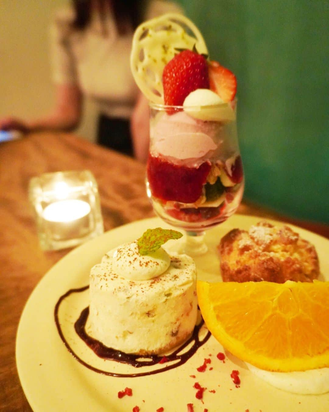 濱崎麻莉亜のインスタグラム：「季節ごとに変わるデザートプレート🍊 ﻿ いつ行っても飽きないカフェです🌼﻿ ﻿ 店内もおしゃれでついつい長居しちゃいます💛﻿ ﻿ 消毒もバッチリ、個室もあって安心で落ち着く場所でした☘﻿ ﻿ ﻿ ﻿ #カフェ巡り」