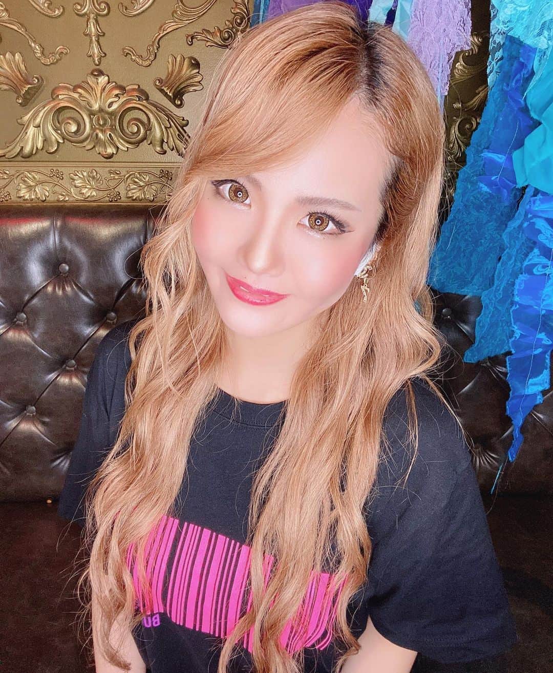 KARENのインスタグラム：「、 久久にカラコン付けれました(⸝⸝⸝´꒳`⸝⸝⸝) 、 カラコンつけれただけで自信が全然ちがう笑 、 ヘアセットは @ayumumu.mu さんに初めてお願いしました(*⃙⃘´꒳`*⃙⃘) 日曜日の夜なのに対応してくださって ありがたかったです(⸝⸝⸝´꒳`⸝⸝⸝) 、 、 #バーレスク東京 #バーレスク #バーレスク東京かれん #六本木 #ショーパブ #ショー #ダンス #burlesque #ショーガール #エンターテインメント  #burlesquetokyo #dance #roppongi #xoxo #girl #me #l4l #show #showgirl #dance #dancer #japan #japanesedancer #instagood #おうち時間　#stayhome #ダンス好きな人と繋がりたい」