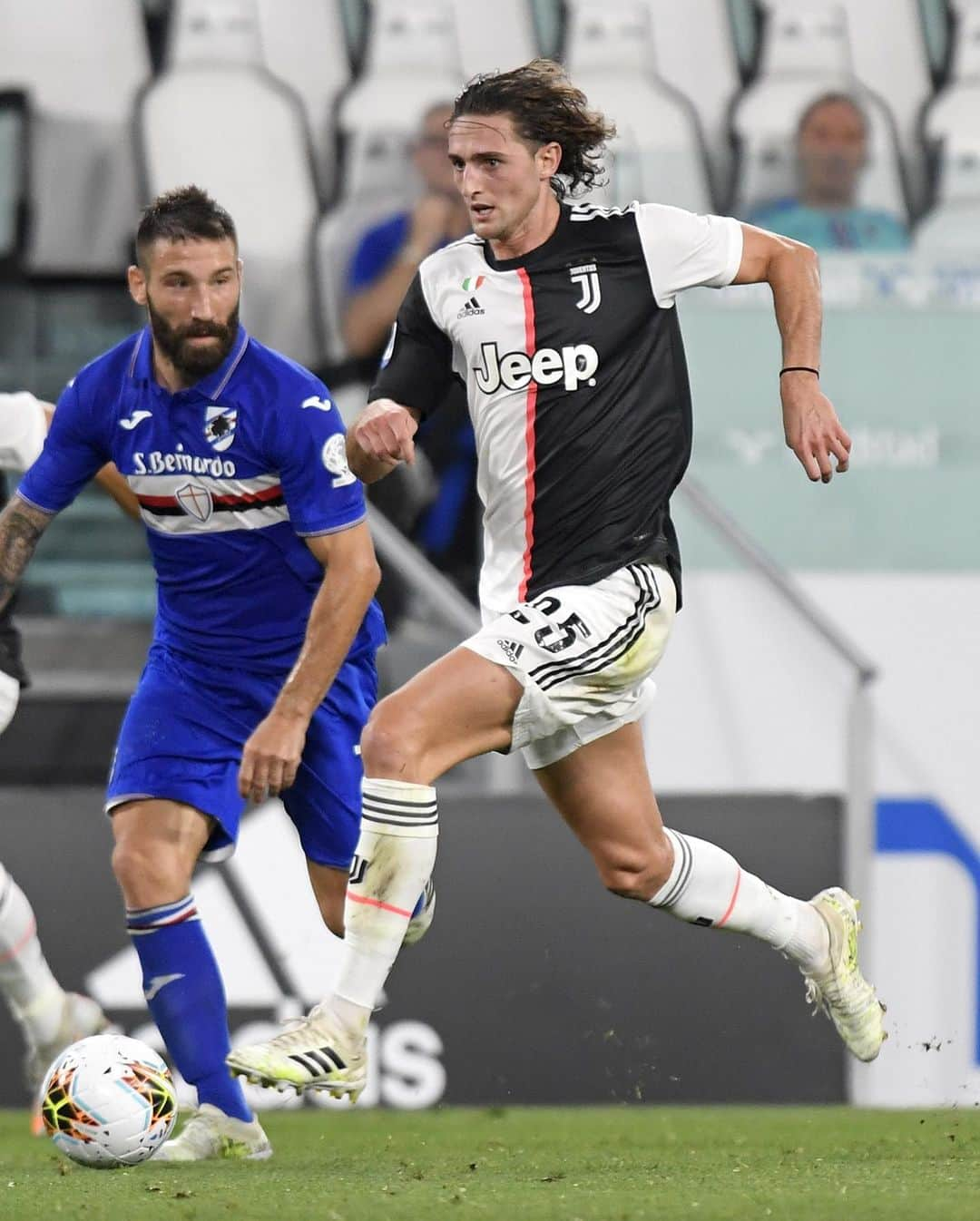 アドリアン・ラビオさんのインスタグラム写真 - (アドリアン・ラビオInstagram)「CHAMPIONS D’ITALIE 🏆🇮🇹🔥😍 !!!!! #finoallafine #forzaJuve ⚪️⚫️ #stron9er」7月27日 7時28分 - adrienrabiot_25