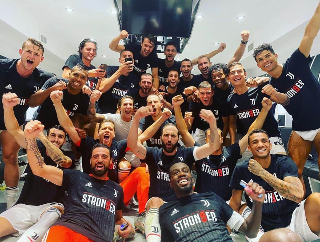 ロドリゴ・ベンタンクールのインスタグラム：「ANCORA UNA VOLTA CAMPIONI D’ITALIA 🏆🇮🇹 GRANDE @juventus ! ⚪️⚫️🔝 @seriea #Stron9er #FinoAllaFine #ForzaJuve  UNA VEZ MÁS CAMPEONES DE ITALIA 🏆🇮🇹 VAMOS @juventus ! ⚪️⚫️🔝 @seriea #Stron9er #FinoAllaFine #ForzaJuve」