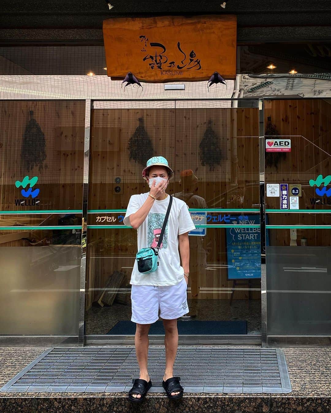 DJ HALのインスタグラム：「ウェルビー今池店🔥🔥🔥 やばいやばいとの噂を耳にし初潜入 ヤバすぎた....♨️ 名古屋最強パワースポット⭐️ 外に「よもぎロウリュウ」出来る一人部屋サウナあるんだけどマジで神でした サウナシュラン⭐️⭐️⭐️⭐️⭐️ わざわざ行きたくなる場所です  余談ですが 自分は今も変わらず仕事オファー来ても断ってます　四ヶ月ぶりに人前DJして本当に傷つきました😅ノーギャラボランティアでDJしてこんなに攻撃を受けるなら　  もうDJしたくないです🖕🏾😎  SNSを上げる側も無責任だと思います！ DJさんも色々な思いで仕事してるし 発信するのは勝手ですが　それでDJが色々言われる事考えてSNSしてほしいです...  本当に見なきゃいいのにって感じですが 夜な夜なSNSを見ると病みますね 世の中のお手本になれと多くの方から言われて、自粛してますが周りがこんなだから全体的に一緒に叩かれる.... 勘弁してほしいです。  世間の目は本当に厳しいですね....  「OOさんは自粛してますよ　なぜ貴方はその責任力がないのですか？」　えーっとですね.... OOさんは大きな組織に入ってる方なので お給料をもらって会社の方針で自粛してます。 僕は個人事業主だし、何の保証も何もないんです  コロナが始まってからAbemaTVのみの収入です  僕を殺す気ですか？🤔  毎日好きだった人や仲間の行動をみて 嫌いになりたくないけど　 正直嫌いになっていってる....😔　  もう会いたくない人も沢山増えた  こんな事言ってる俺もきっと嫌いになる人もいるだろう それはそれでそれまでだ👌🏾嫌いな要素を追う必要はない  コロナって悲しいなー.....  引き続きOn Line DJに力を注ぎたいと思います🔥🔥🔥🔥」