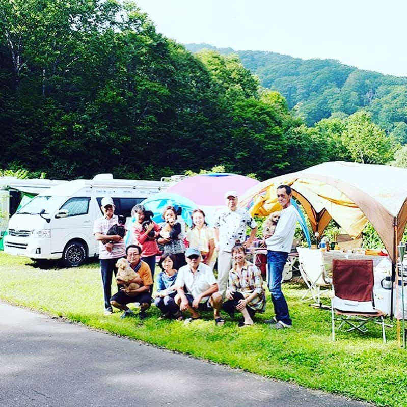 キャンプ情報サイト［ランタン］さんのインスタグラム写真 - (キャンプ情報サイト［ランタン］Instagram)「CAMP SMILE STYLE ／ キャンプの相棒はキャンピングカー、ペット、 そして最高の仲間達と共に全国を巡る！ ＼ いろんなキャンパーのキャンプスタイルを現地取材と一般キャンパーからの投稿で数多く掲載してます。 . . 詳しくは @lantern.camp webサイトをご覧ください . . #camp #camping #outdoor #travel #trip #lantern_smile #nature #キャンプ #キャンプ用品 #アウトドア #テント #自然 #旅行 #キャンプ初心者 #キャンプ好きな人と繋がりたい #キャンプスタイル #LANTERN #キャンプギア  #トーチ #オイルトーチ #照明 #オイルランタン #愛犬 #ペット #TOYOTA #トヨタ # #雨飾高原キャンプ場 #グループキャンプ」7月27日 18時16分 - lantern.camp