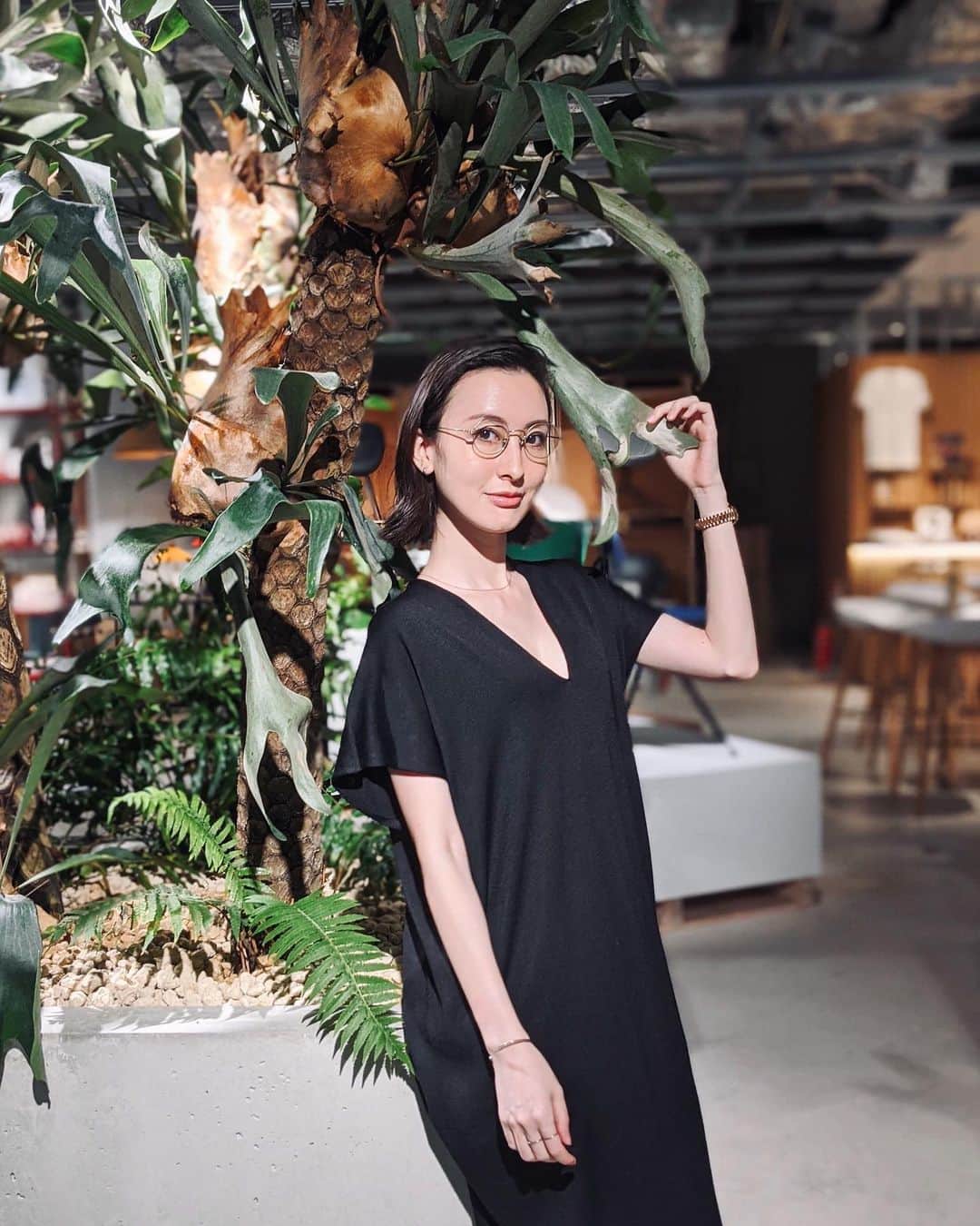 前田紀至子のインスタグラム：「有難いことに隔月ペースになったSUMAU@morimoto_sumau での連載。 更に有難いことに、前回のウィッシュリスト特集は周りの方々からもとても好評で、今回は移転したばかりのCIBONE/HAYに足を運んで、実際に欲しいものを探してみました。  元々CIBONEやHAYでお買い物をすることが多く、実はよくかけているここ眼鏡もCIBONEで購入したもの。 物欲が刺激されまくる素敵な店内では、いつも欲しいものがいっぱい。移転以来お友達へのギフト等も専らこちらで買っているので、かなりリアルなウィッシュリストが完成しました（実際お買い物して帰った）。  @morimoto_sumau のリンクから飛べるのでぜひぜひチェックしてみてくださいね！  #sumau#スマウ#HAY#CIBONE」