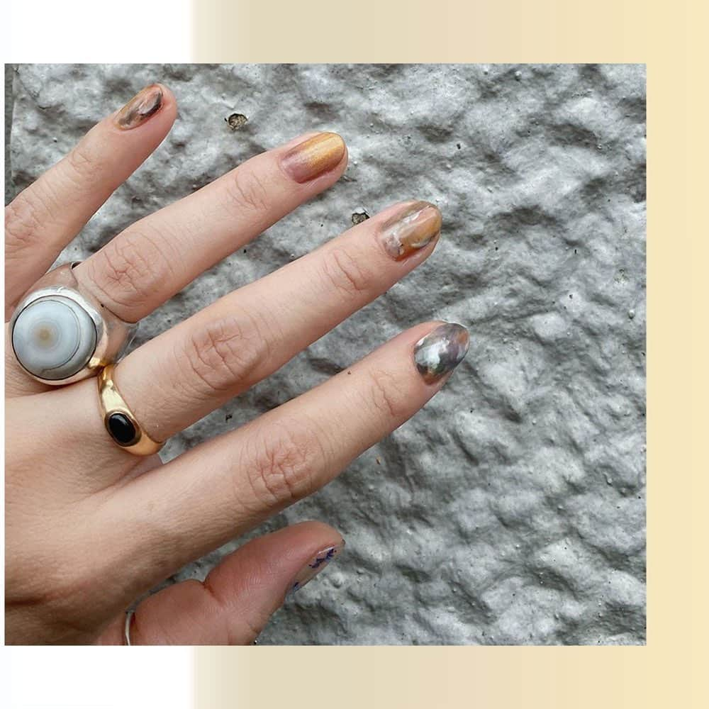 The Fashion Postさんのインスタグラム写真 - (The Fashion PostInstagram)「#ThePick summer nails & matching accessories﻿ ﻿ 今月のビューティー連載『The Pick』は「夏のネイルとジュエリー計画」💅💎﻿ ﻿ 📌「夏に向けて、ボリュームアップ」﻿ styled by 金子渚( #DISCO オーナー／ #MAIDEN デザイナー)﻿ ﻿ 独創的なセンスが光るデザインで、絶大な支持を集めるネイルサロンDISCOのオーナーネイリスト。「ネイルはいつも、自分の想像を超えるような色合いを意識して制作しています。夏は少しボリュームがあるリングをつけたい気分。ゴールドとシルバーとストーンの組み合わせで、シンプルながら存在感たっぷりのスタイルを楽しみたいです。今回は、自然のミネラルが持つ色や質感を意識して、ネイルとリングをシンクロさせています」﻿ ﻿ edit: miwa goroku﻿ ﻿ #TheFashionPost #TFP #SummerNail #サマーネイル #SummerAccessory #金子渚 #NagisaKaneko #Naotokojima #naotokojimajewelry」7月27日 18時21分 - tfpjp