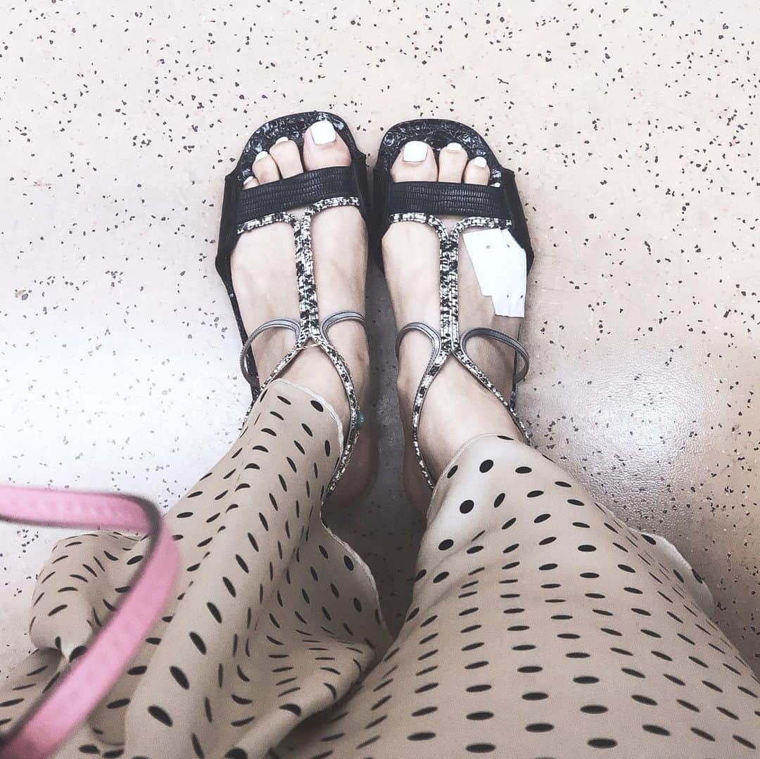 阿部洋子さんのインスタグラム写真 - (阿部洋子Instagram)「👟👞👢👡👠 #今日の靴  湿布貼ってもヘーキな靴ってことで、 新しいサンダルをおろしてみました。 晴れてよかった🌞  ぺったんこだけど、 たぶん中になにか入ってる！ ふわふわしてて疲れーん！ 優秀や！  ストラップへと続く、 繊細なカッティングがいい感じ🎶  #shoes #shoselover #shosestagram #shoseoftheday #sotd #ootd #new !」7月27日 16時48分 - hirocoring