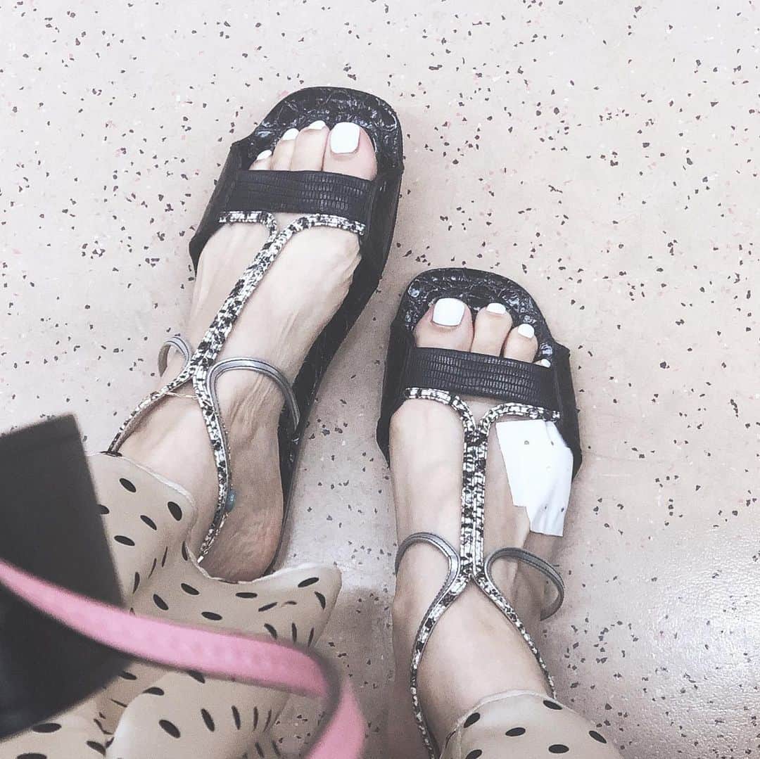 阿部洋子さんのインスタグラム写真 - (阿部洋子Instagram)「👟👞👢👡👠 #今日の靴  湿布貼ってもヘーキな靴ってことで、 新しいサンダルをおろしてみました。 晴れてよかった🌞  ぺったんこだけど、 たぶん中になにか入ってる！ ふわふわしてて疲れーん！ 優秀や！  ストラップへと続く、 繊細なカッティングがいい感じ🎶  #shoes #shoselover #shosestagram #shoseoftheday #sotd #ootd #new !」7月27日 16時48分 - hirocoring